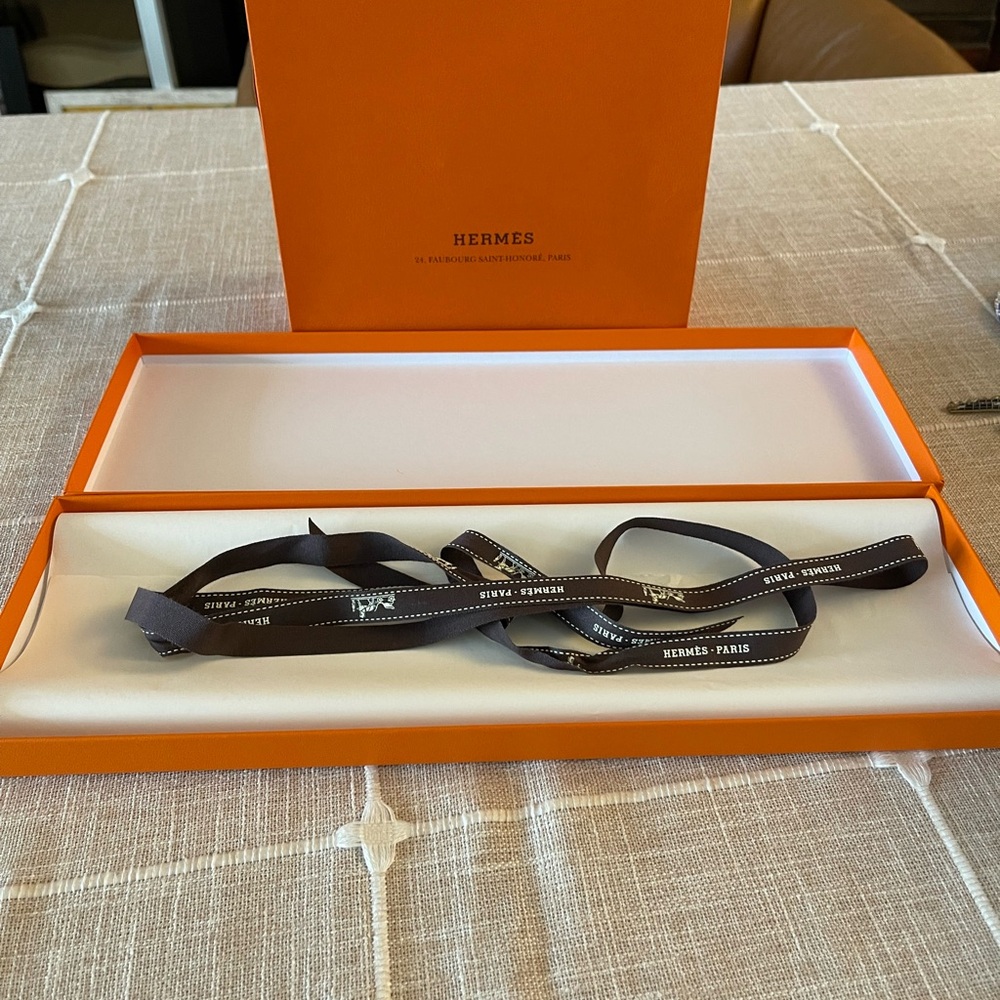 Brand new Hermes store bag and box - Picture 2 of 2
